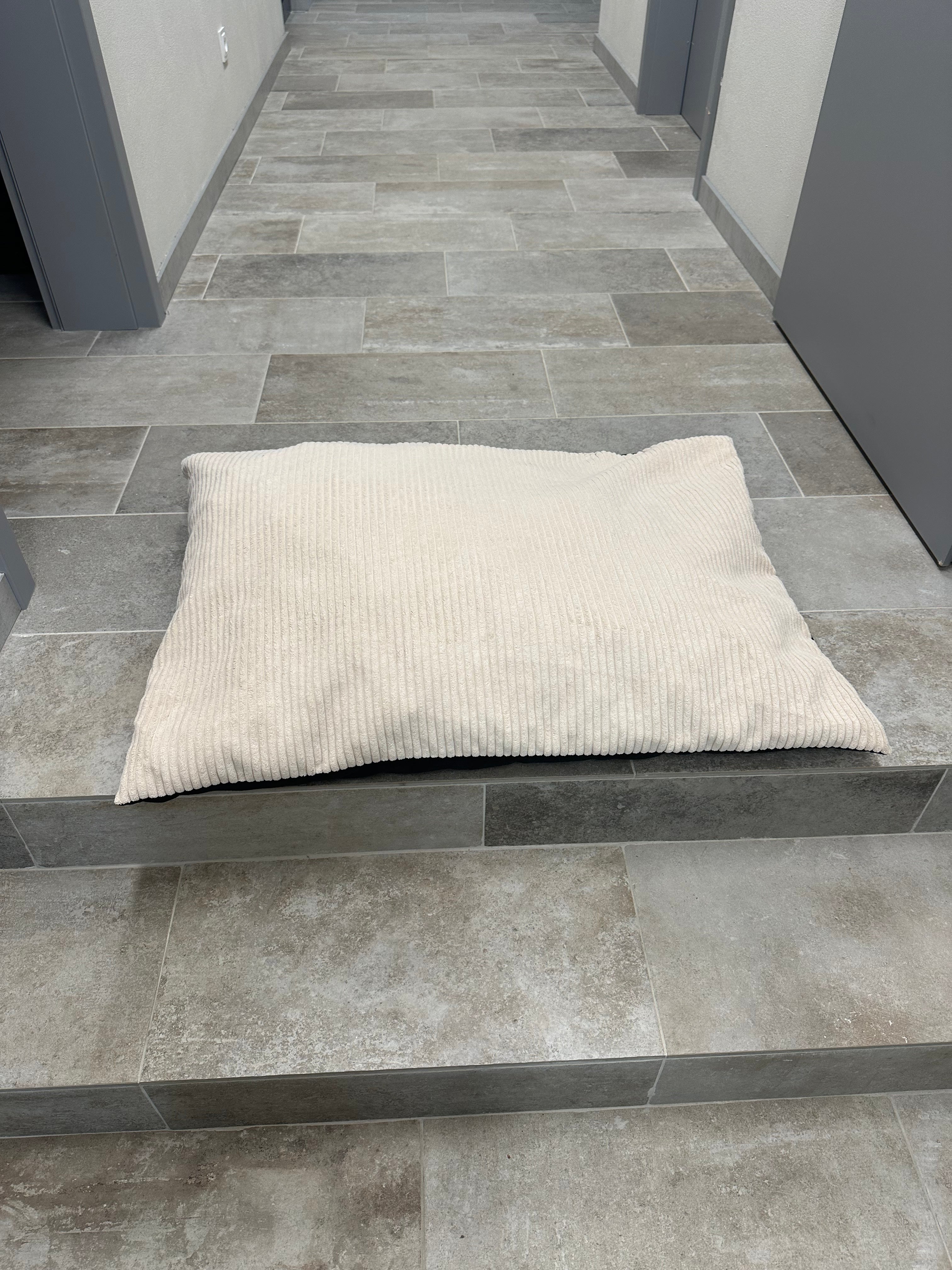 PODUSZKA DLA PSA beżowa Soft Stripe (90x75)  - Wyprzedaż