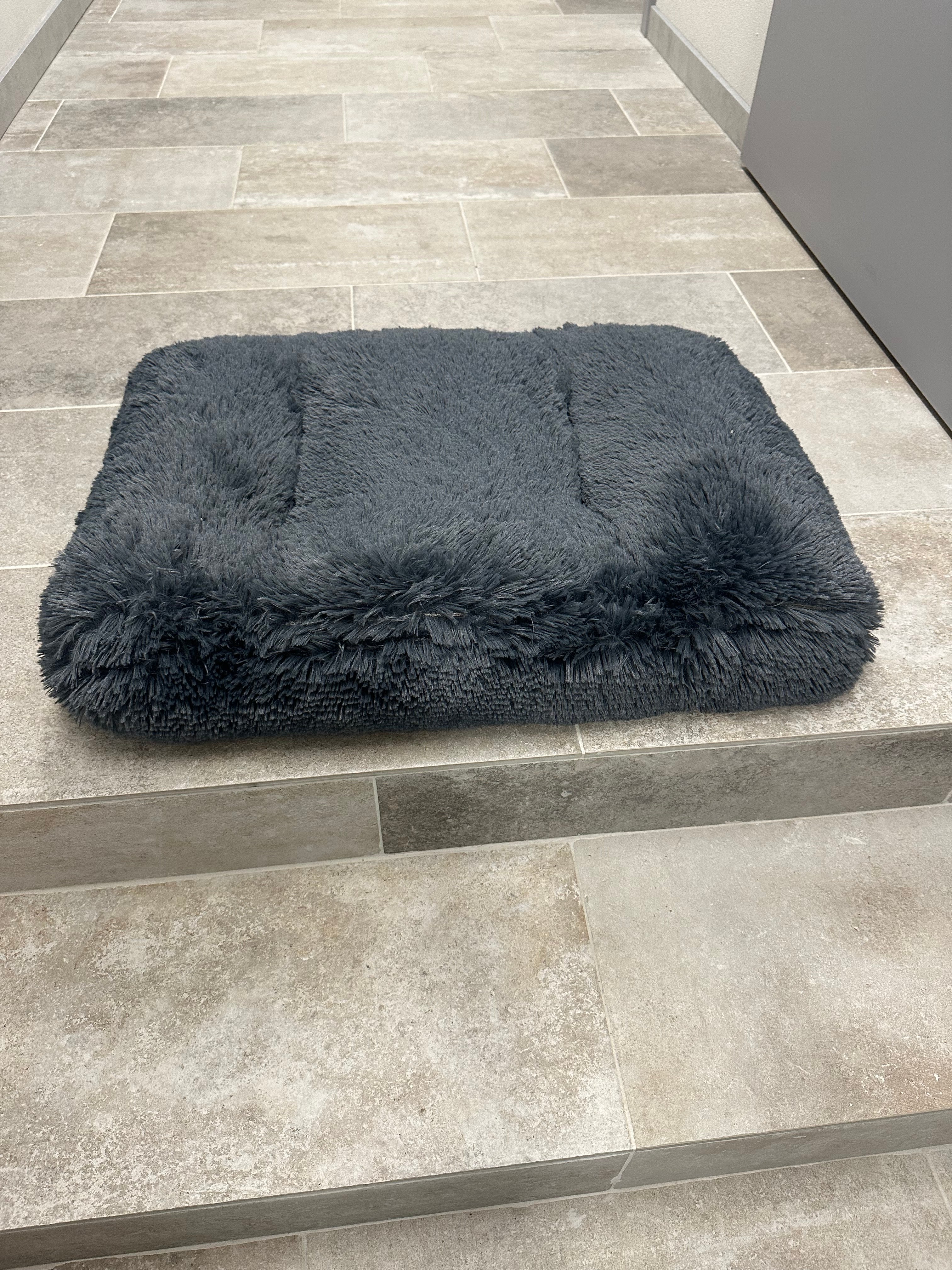 PODUSZKA DLA PSA czarna "fluffy" (80x50)  - Wyprzedaż