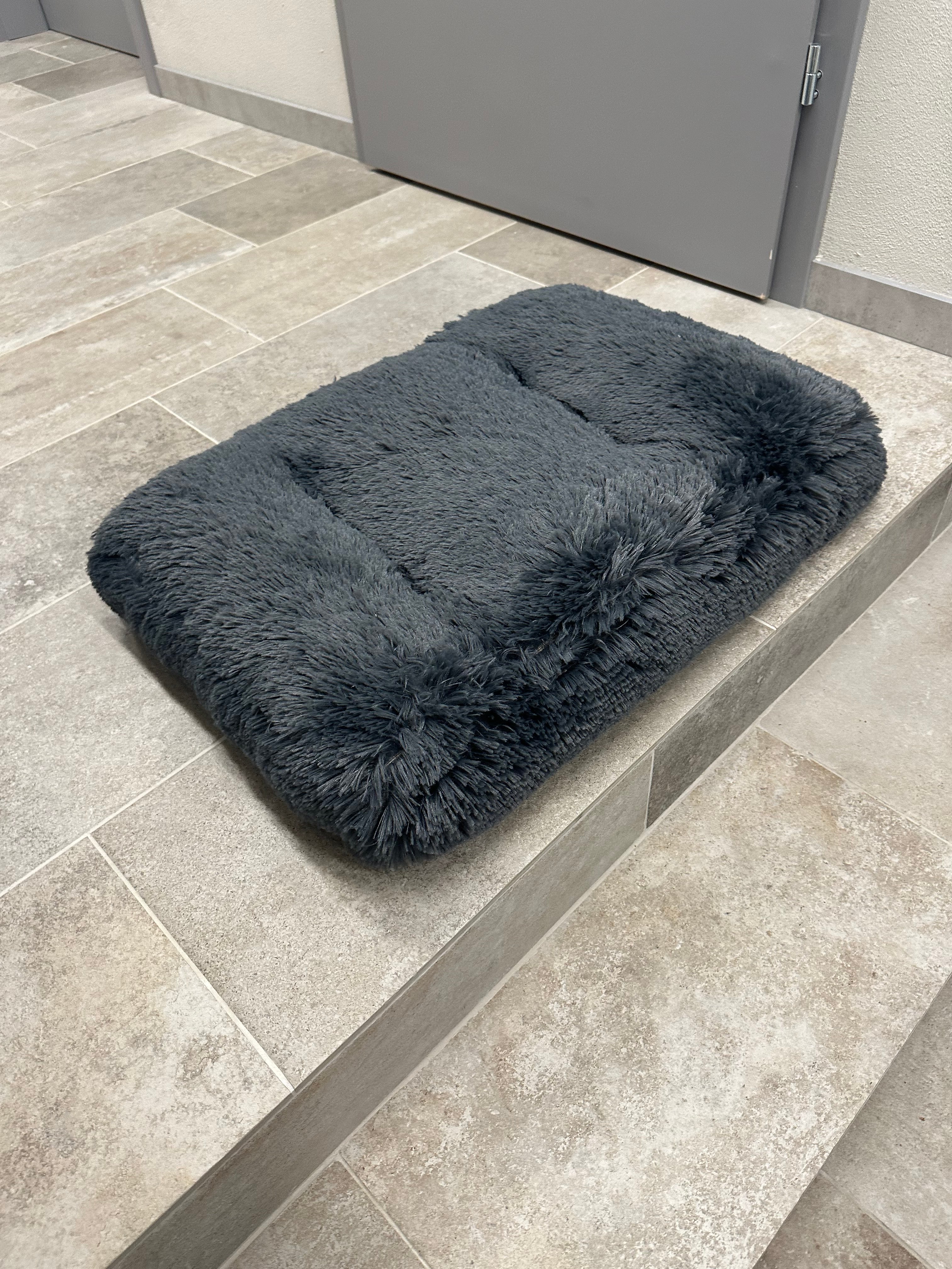 PODUSZKA DLA PSA czarna "fluffy" (80x50)  - Wyprzedaż