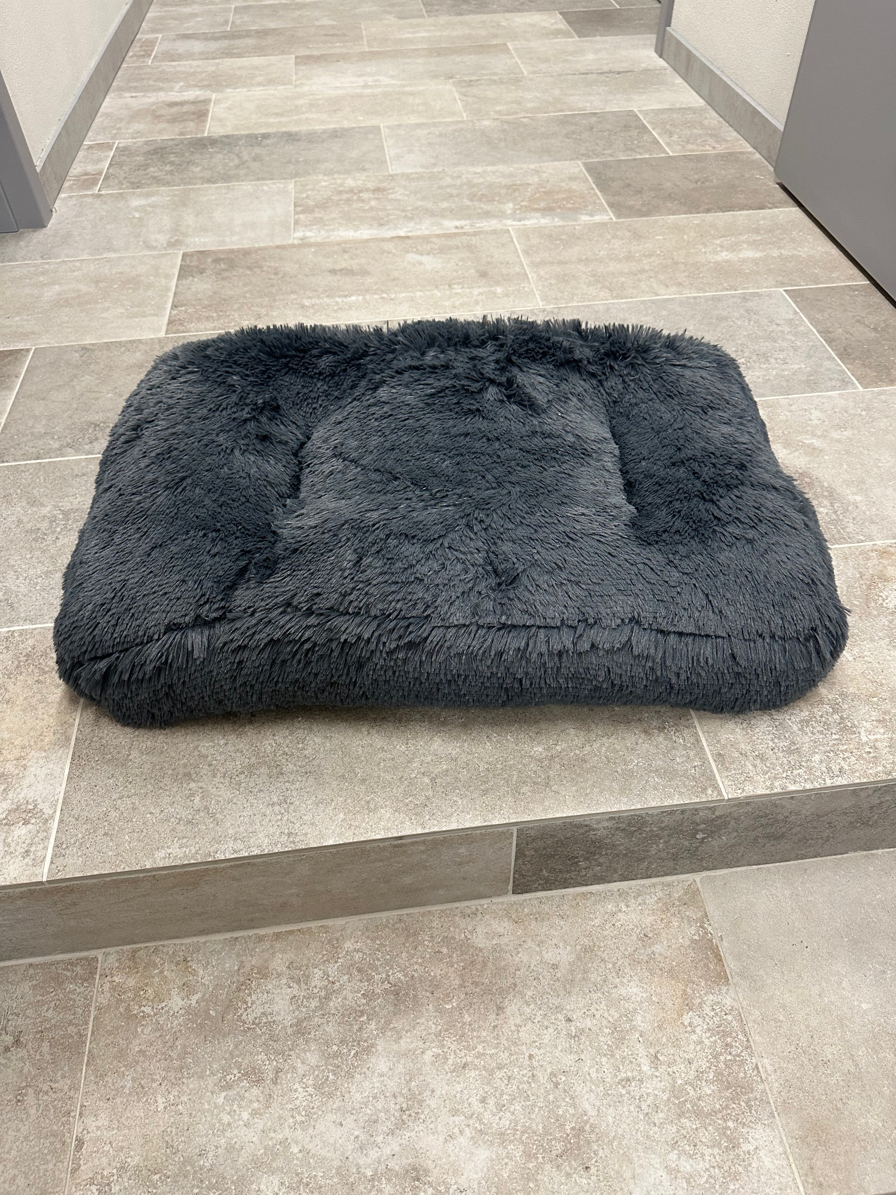 PODUSZKA DLA PSA czarna "fluffy" (80x50)  - Wyprzedaż