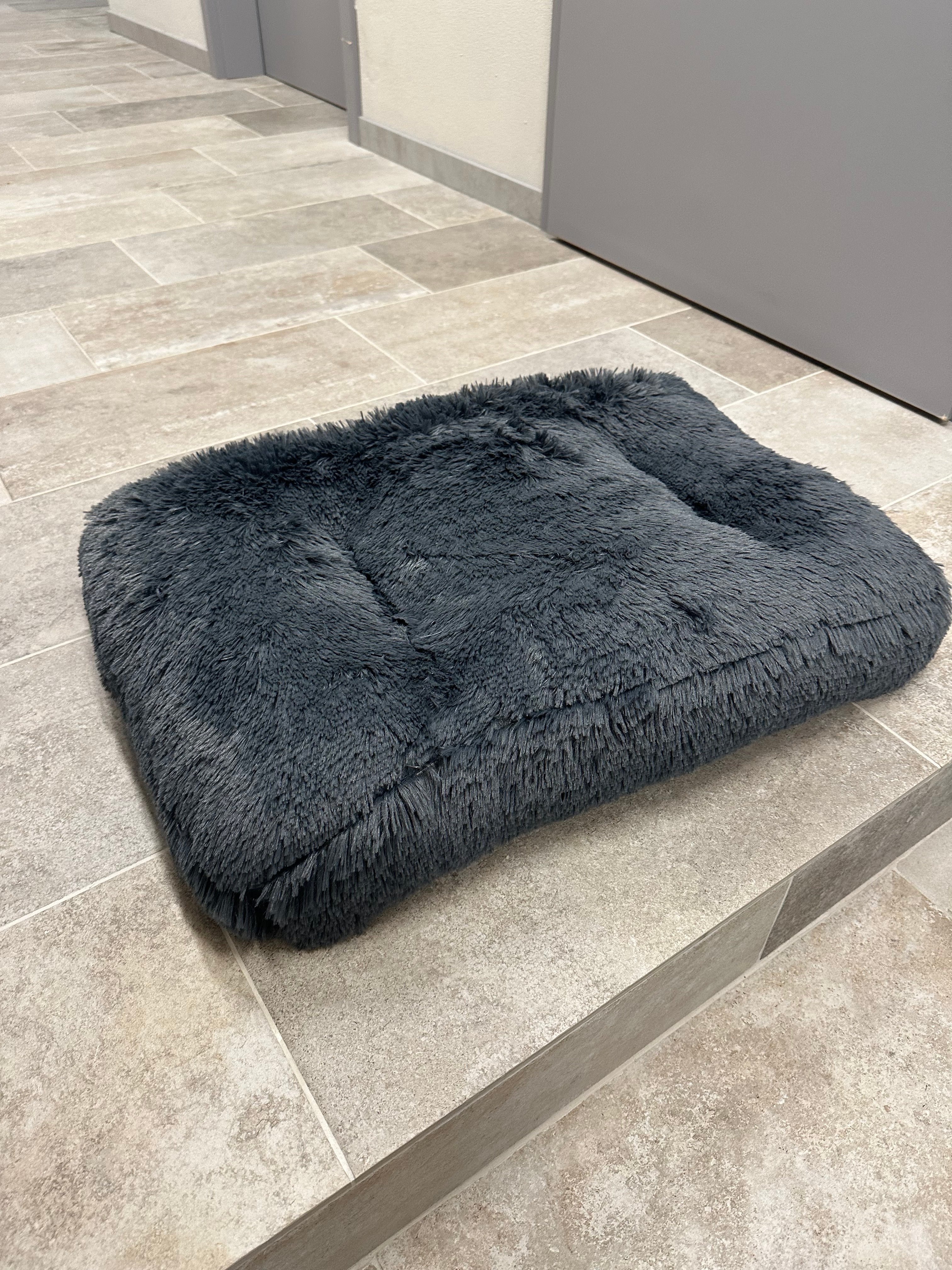 PODUSZKA DLA PSA czarna "fluffy" (80x50)  - Wyprzedaż
