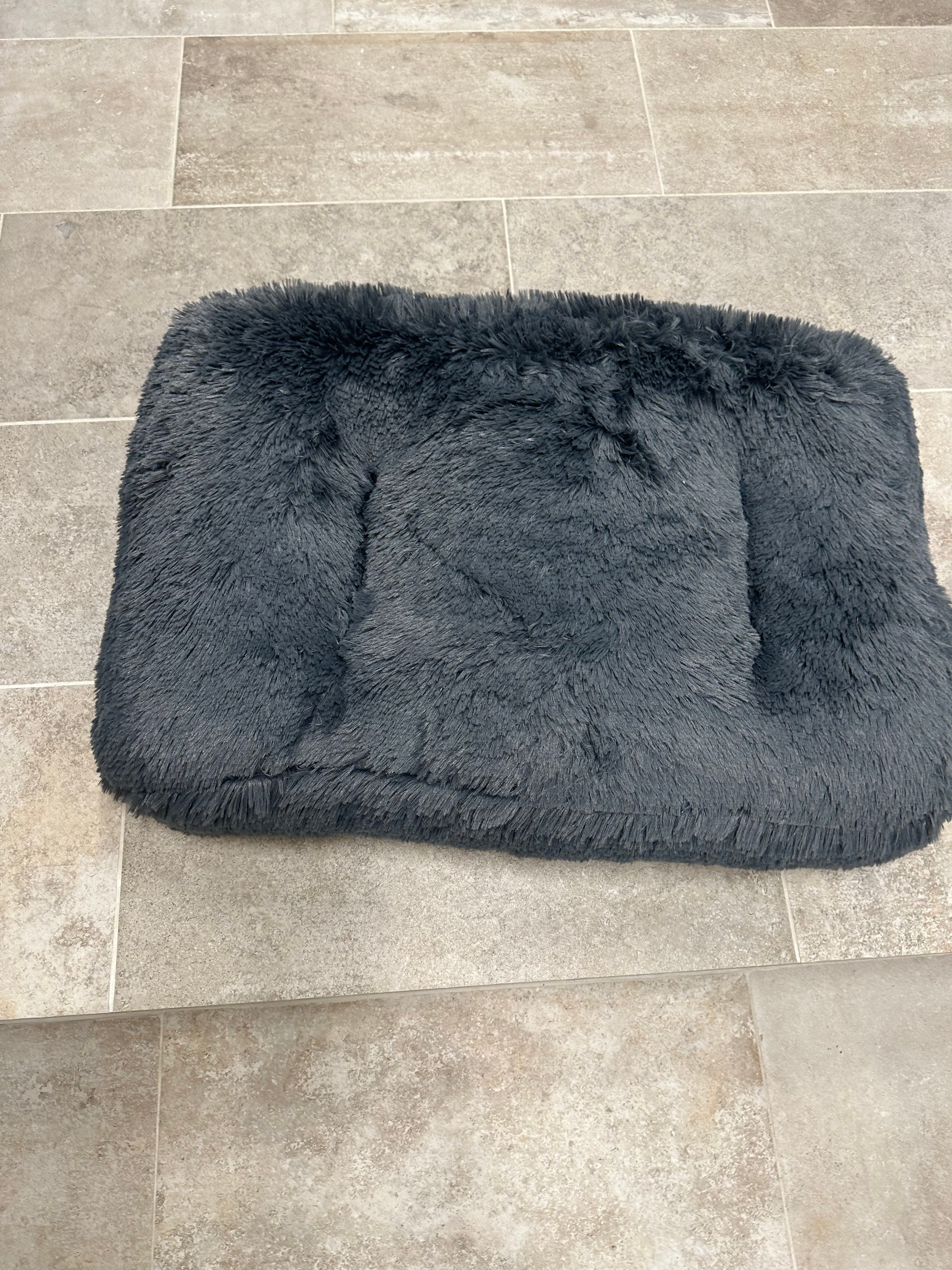 PODUSZKA DLA PSA czarna "fluffy" (80x50)  - Wyprzedaż