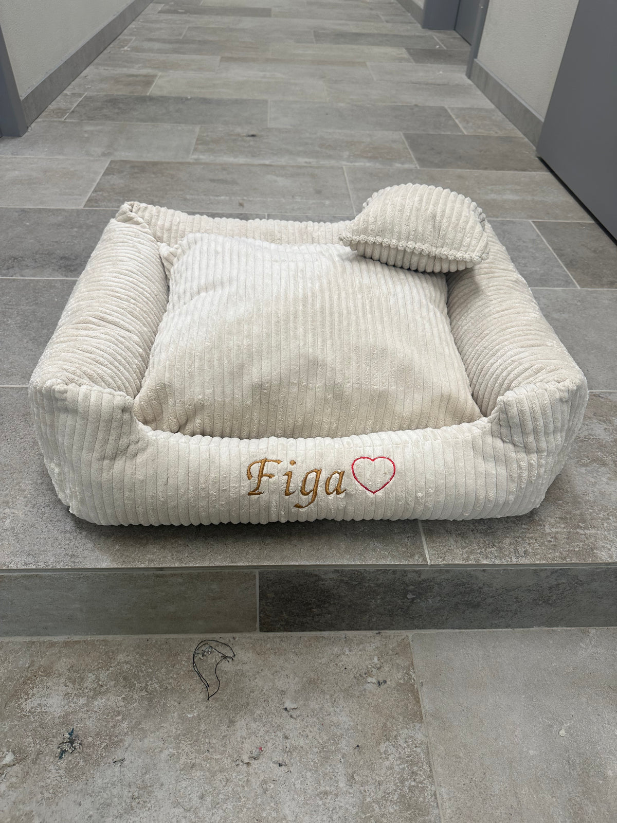 (E) Legowisko beżowe Soft Stripe z haftem "Figa" S (65x55) - Wyprzedaż