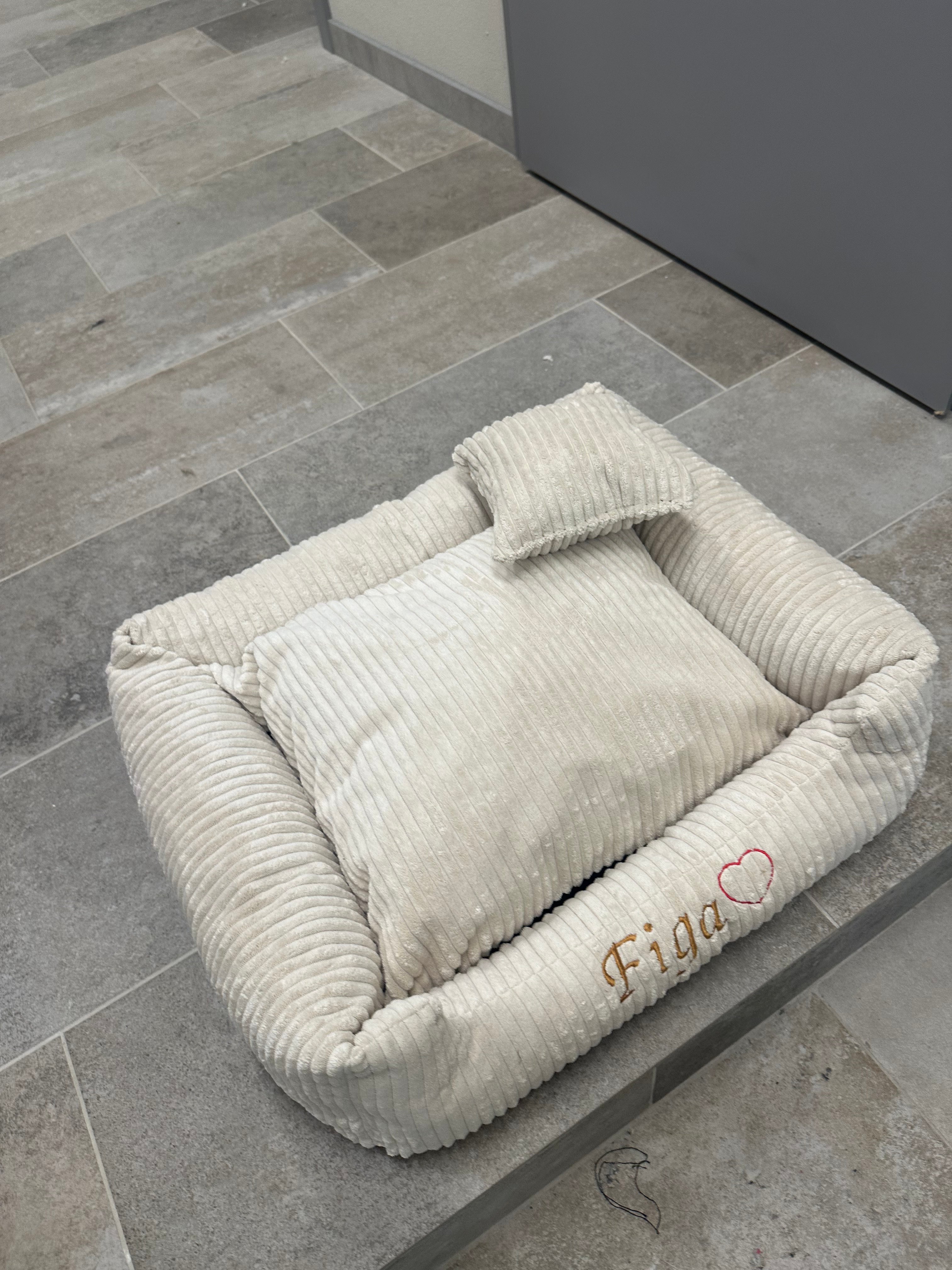 (E) Legowisko beżowe Soft Stripe z haftem "Figa" S (65x55) - Wyprzedaż
