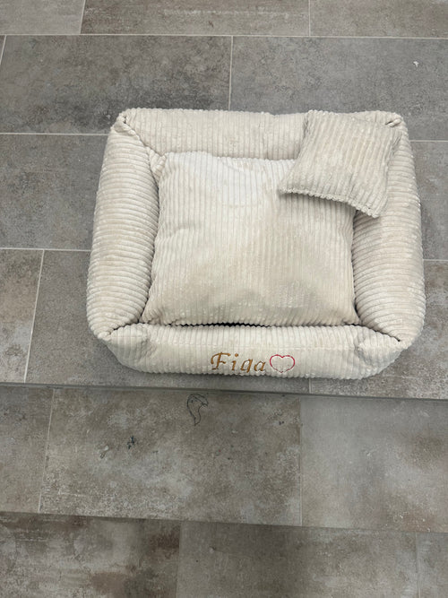 (E) Legowisko beżowe Soft Stripe z haftem "Figa" S (65x55) - Wyprzedaż