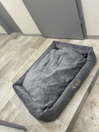 (H) Legowisko Soft Stripe ciemnoszare z haftem "Sendi" XL (100x80) - Wyprzedaż