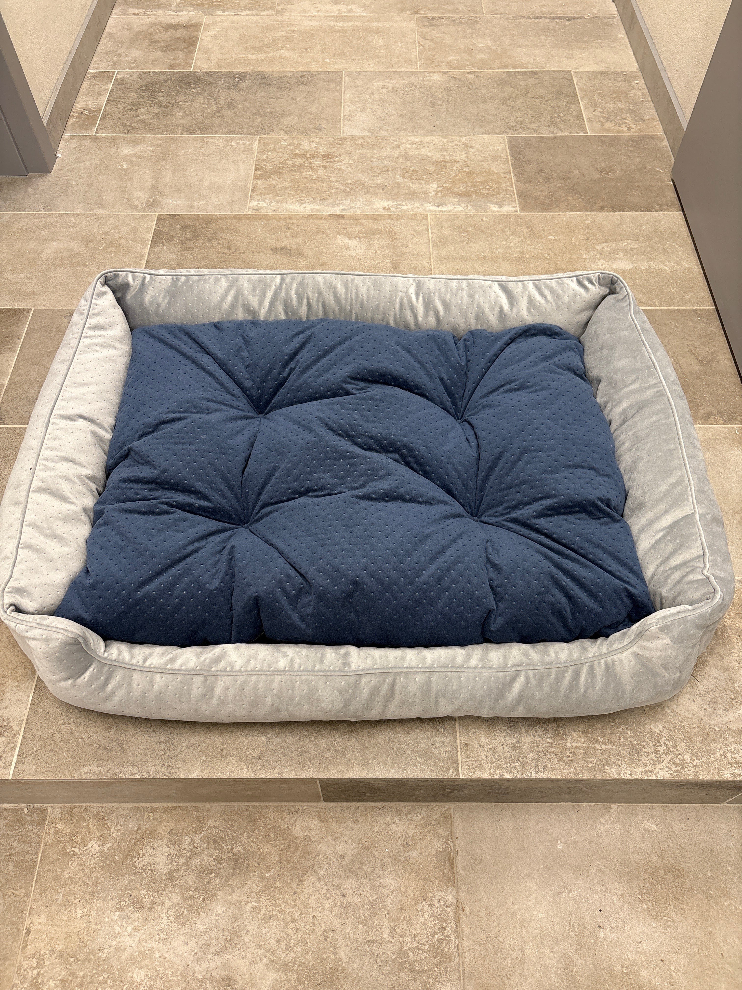 Legowisko Paris szare i poduszka granatowa 100x75 -wyprzedaż