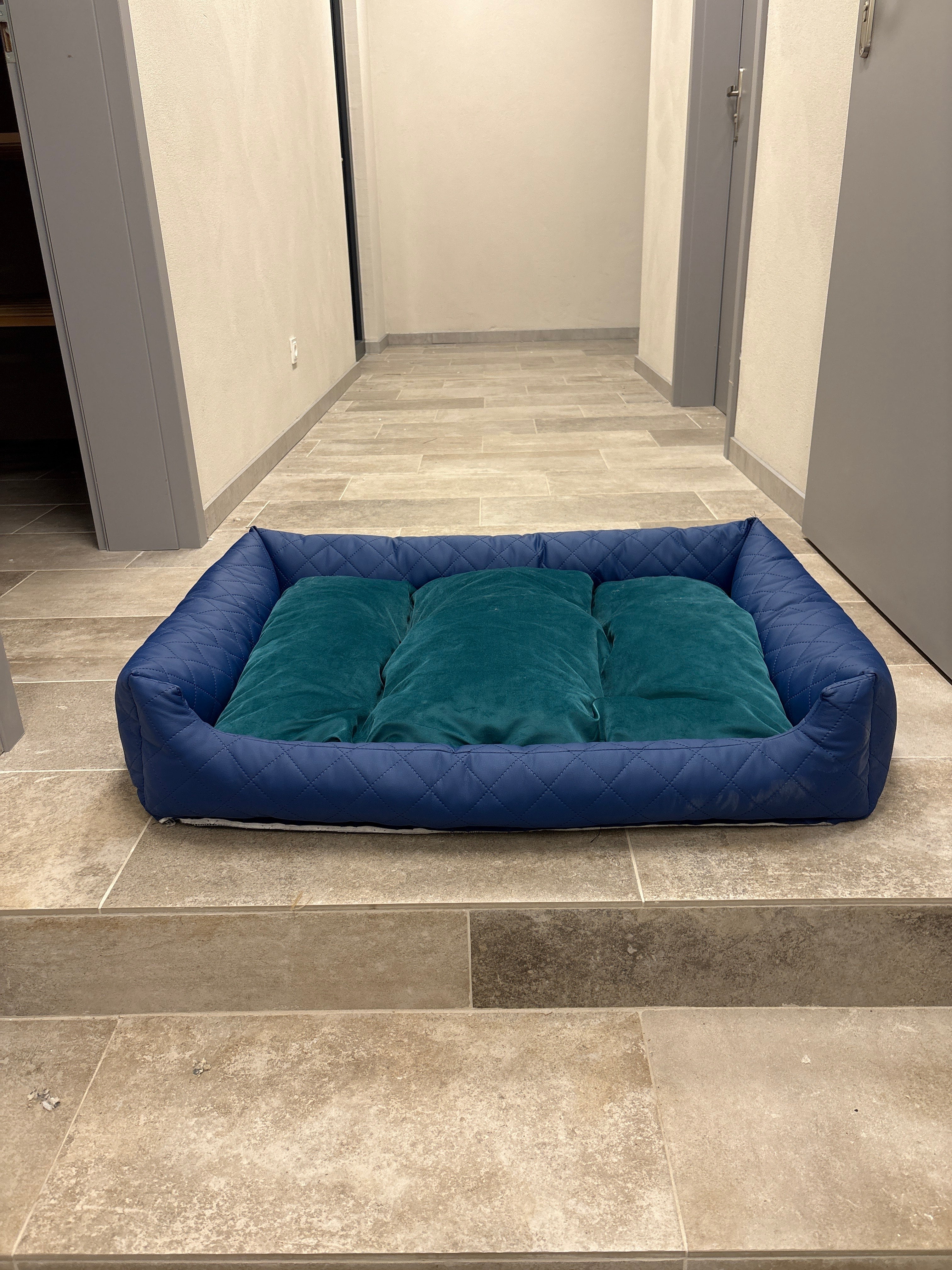 Legowisko Eco pik granatowe z poduszką materiałową  100x75 -wyprzedaż