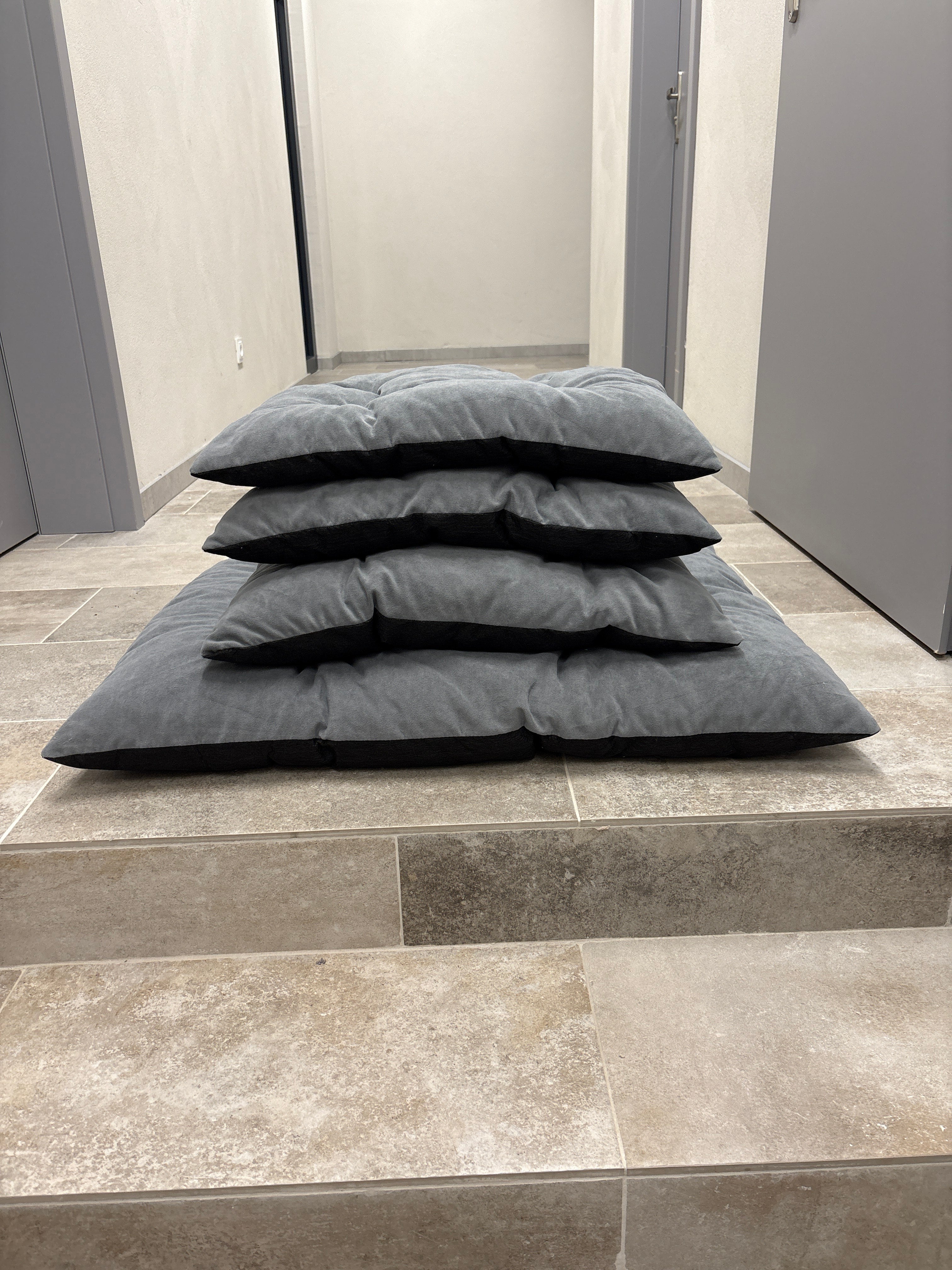 Zestaw 4 poduch kolor ciemny szary 3x65x55 oraz 1x100x75