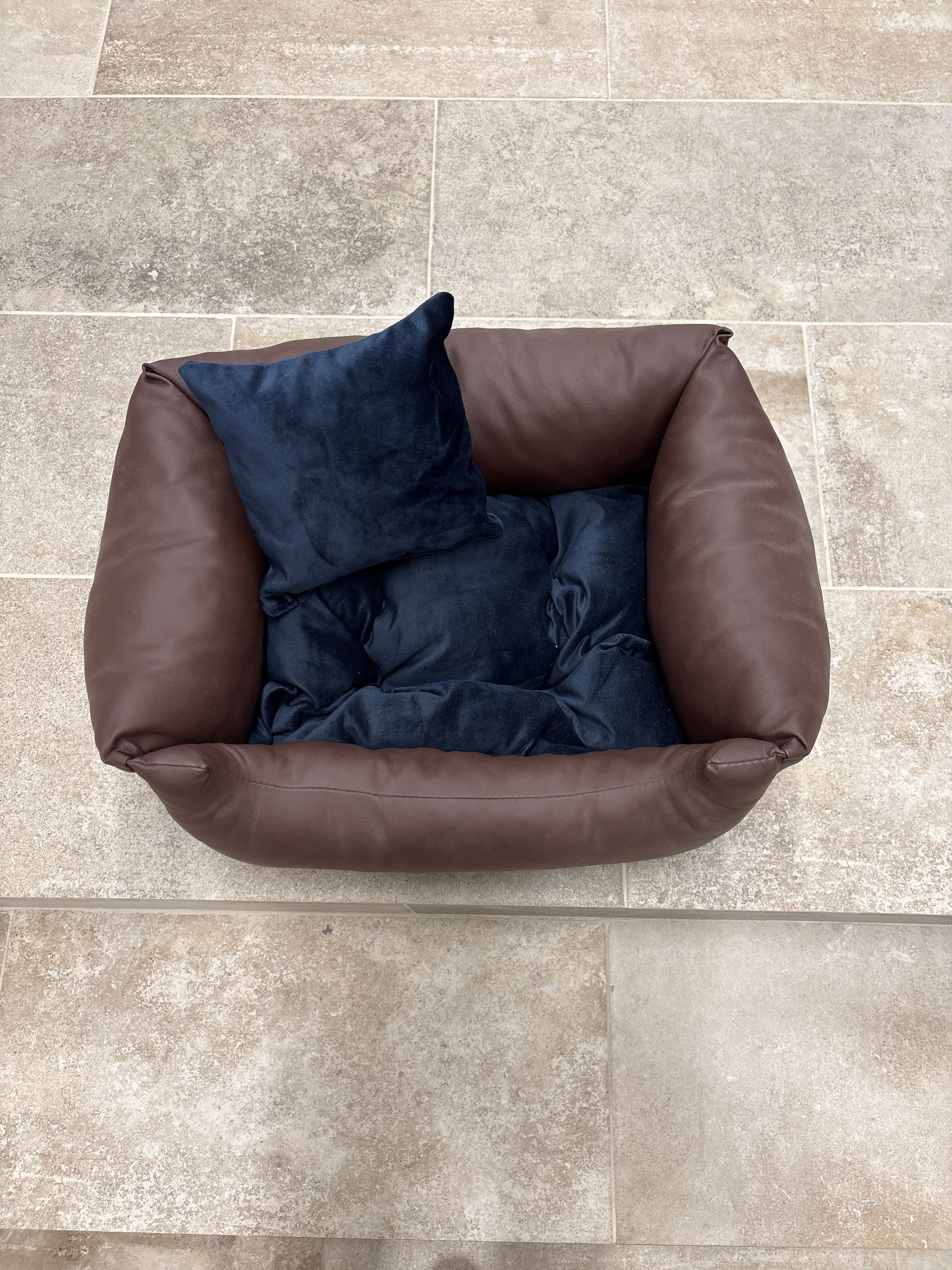 Legowisko eco ciemny brąz (55x45)-Wyprzedaż (poduszka granatowa z materiał)