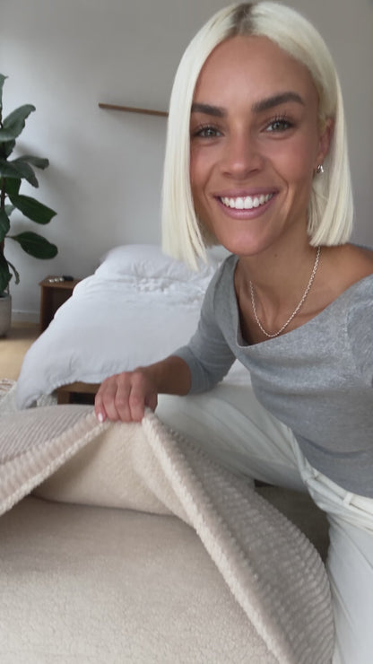 Legowisko dla psa z kołderką Cozy Cave – sztruks i baranek, zdejmowany pokrowiec, M–XL